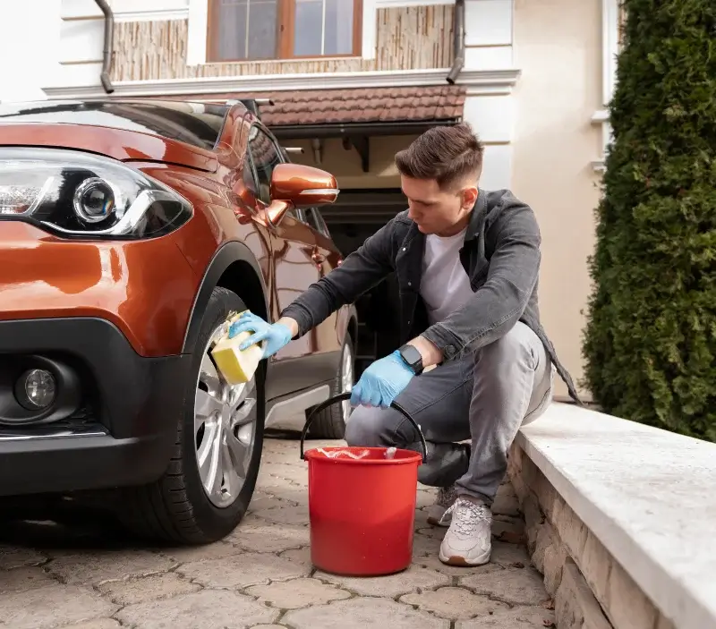 Lavage auto à domicile Saint-Georges-d'Oléron : professionnel intervenant sur un véhicule